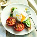Poached eggs with smashed avocado & tomatoes