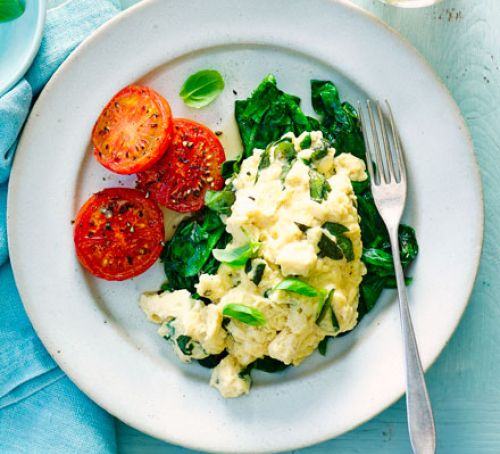 Scrambled eggs with basil, spinach & tomatoes