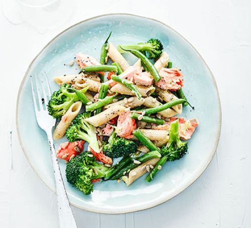 Broccoli pasta salad with salmon & sunflower seeds