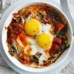 Microwave kale & chilli eggs