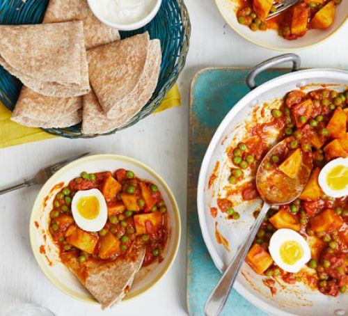 Potato, pea & egg curry rotis