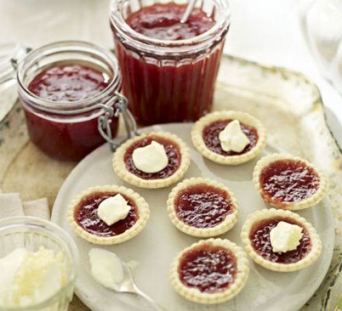 Soft-set strawberry & Pimm's jam