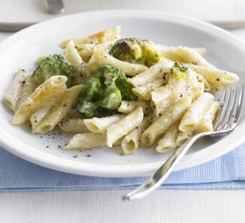Cheesy broccoli pasta bake