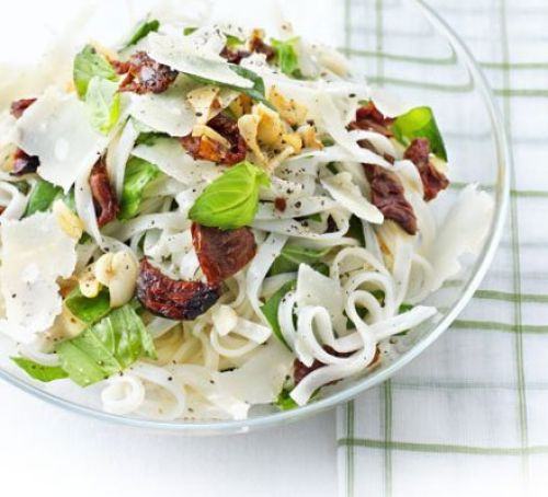 Rice noodles with sundried tomatoes, Parmesan & basil