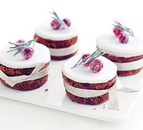 Little frosty Christmas cakes Recipe