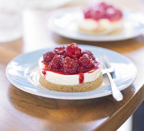 Manuka honey cheesecake with raspberries
