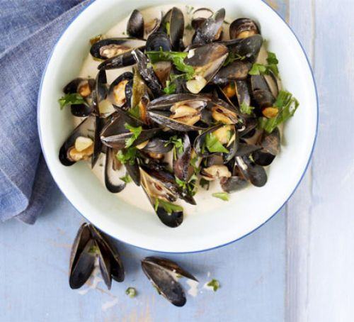 Steamed mussels with cider, spring onions & cream